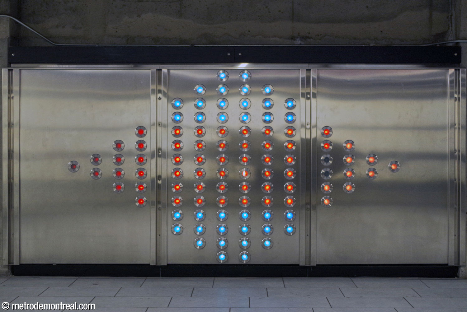 L'un des deux volets de l'installation lumineuse .98 d'Axel Morgenthaler. Chaque volet arbore 98 éléments DEL disposés en forme de losange, qui présentent des motifs colorés en constante évolution.