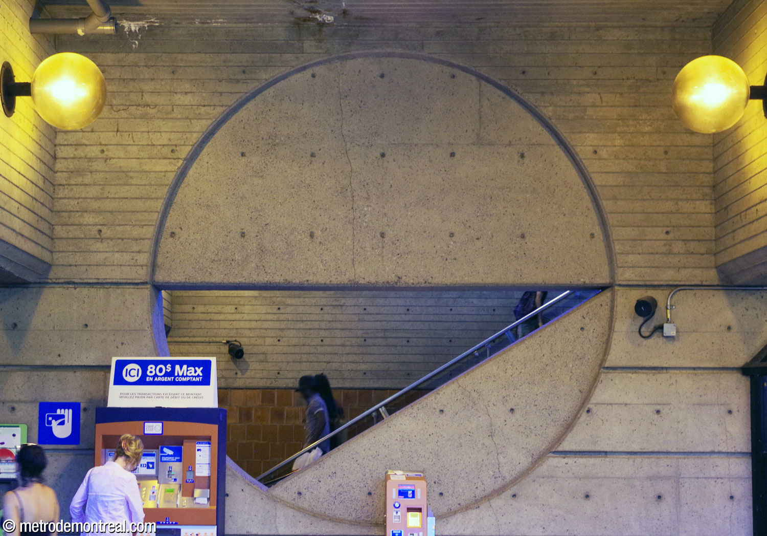 Une grande forme circulaire sur le mur entre les escaliers vers la rue et la salle de contrôle. Le diamètre du cercle et la ligne diagonale de l'escalier créent un ajour qui admet encore plus de lumière.