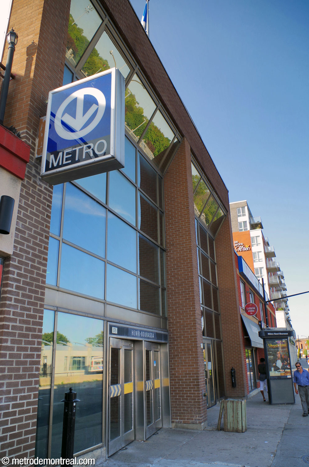 L'extérieur de l'accès Henri-Bourassa Nord occupe la moitié de la façade d'un immeuble de bureaux.
