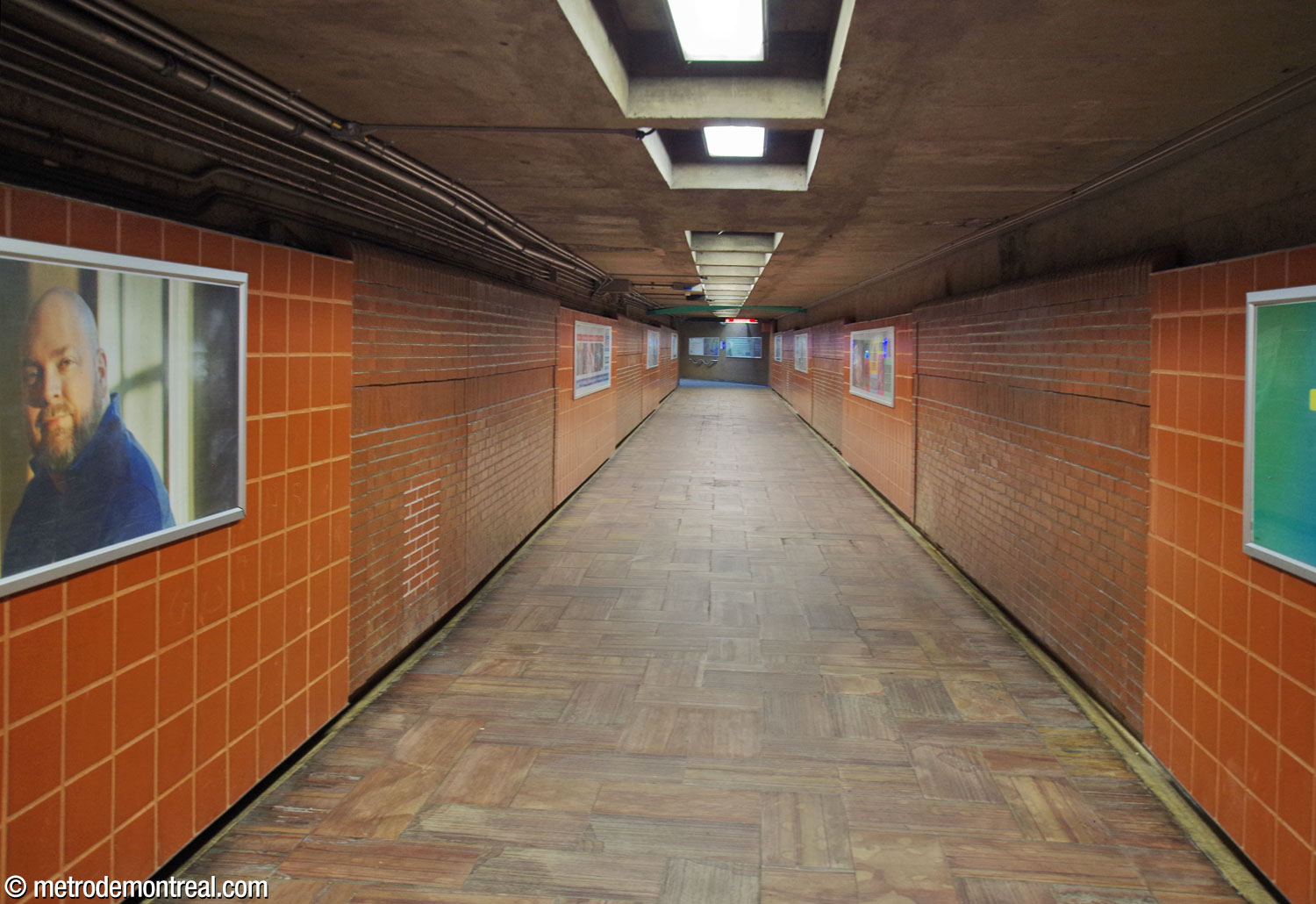 Un long couloir relie la billetterie à l’entrée Henri-Bourassa Nord.