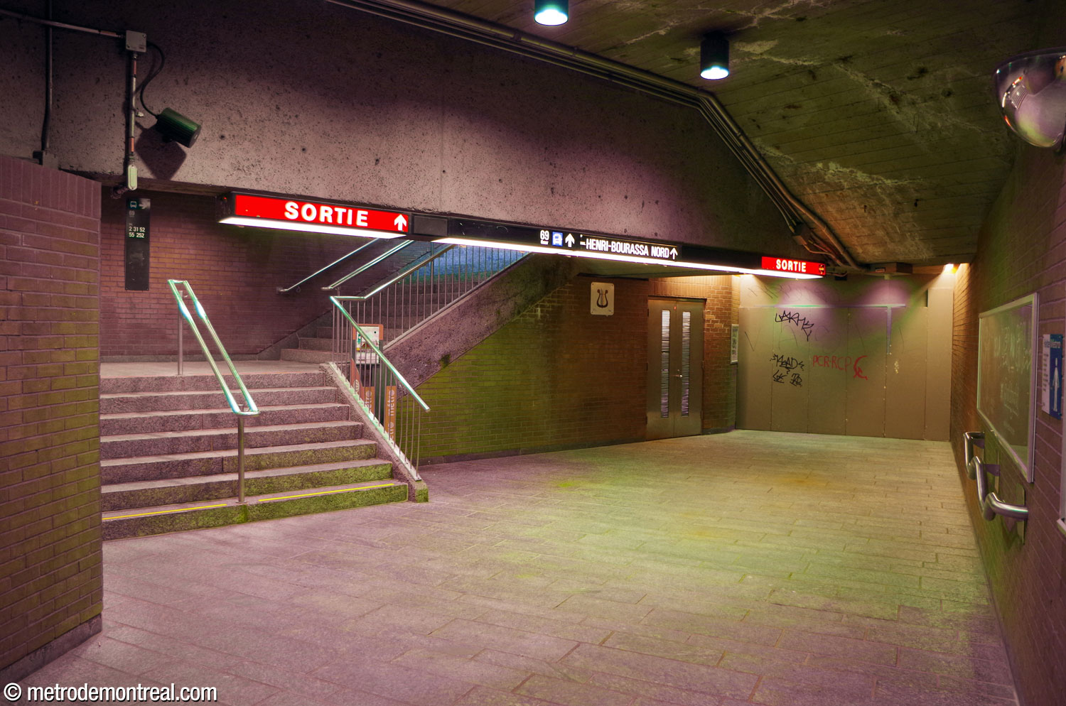 La fin du tunnel depuis la salle de contrôle est vers la sortie Henri-Bourassa Nord. À gauche, le pied des escaliers vers la sortie. À droite, le tunnel condamné vers l'ancien terminus d'autobus de Laval.