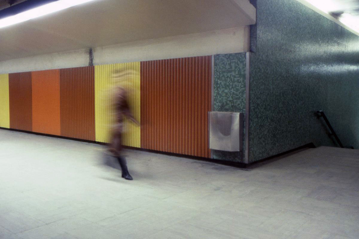 Décor d'origine du long couloir entre les quais et la salle de contrôle initiale.