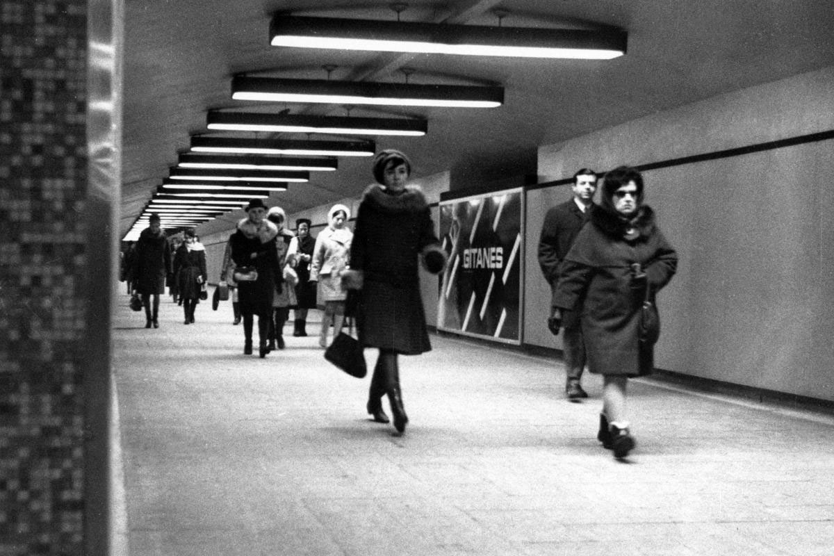 Décor d'origine du long couloir entre les quais et la salle de contrôle initiale.