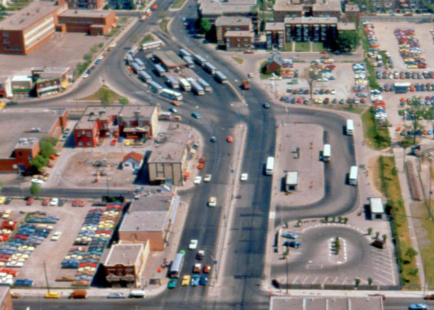 Vue aérienne des trois accès initiaux de la station; en haut, le premier terminus Laval situé au centre du boulevard Henri-Bourassa.