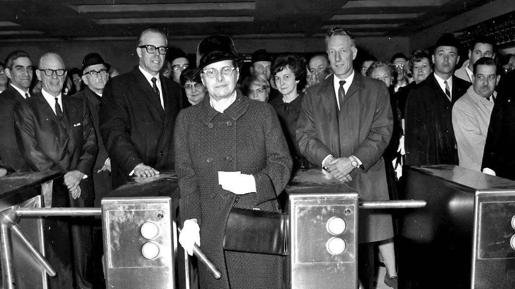 L'historienne Anne Bourassa (premier plan au centre), fille d'Henri Bourassa, fut choisie comme la première passagère de la station lors de l’inauguration du réseau initial du métro, le 14 octobre 1966.
