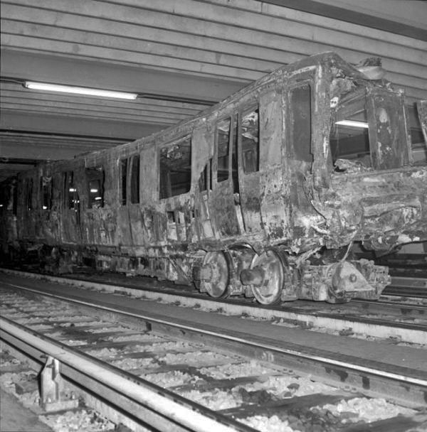 Une voiture de métro calcinée suite à l'incendie du 9 décembre 1971.
