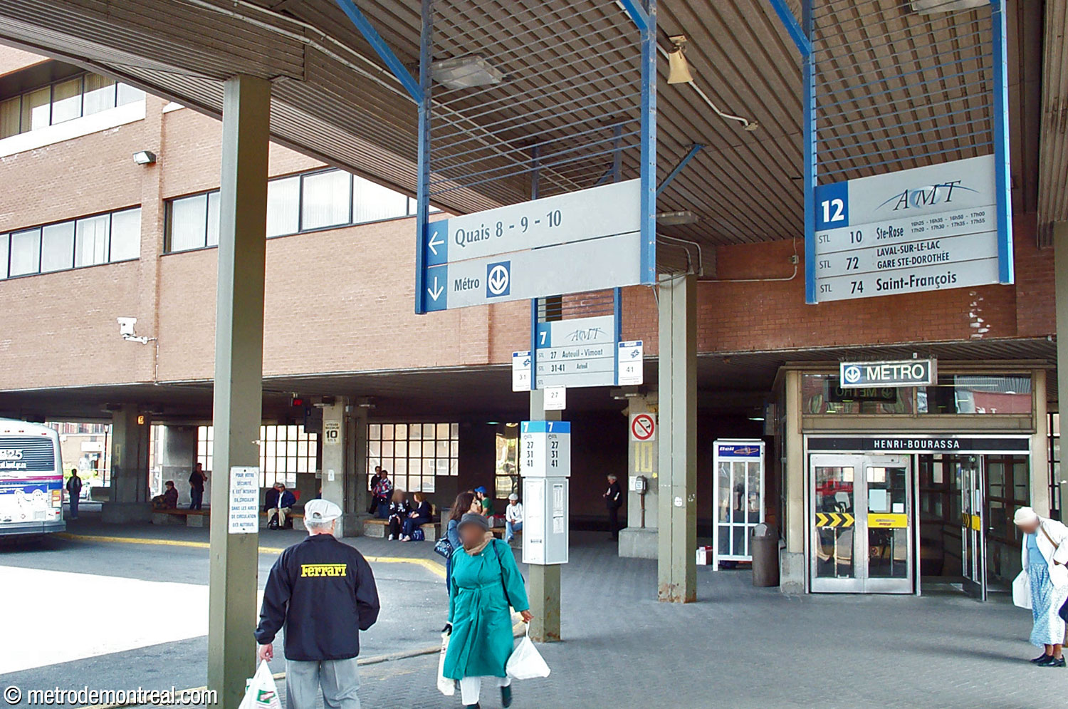 Le terminus Laval et son entrée de la station en 2003.