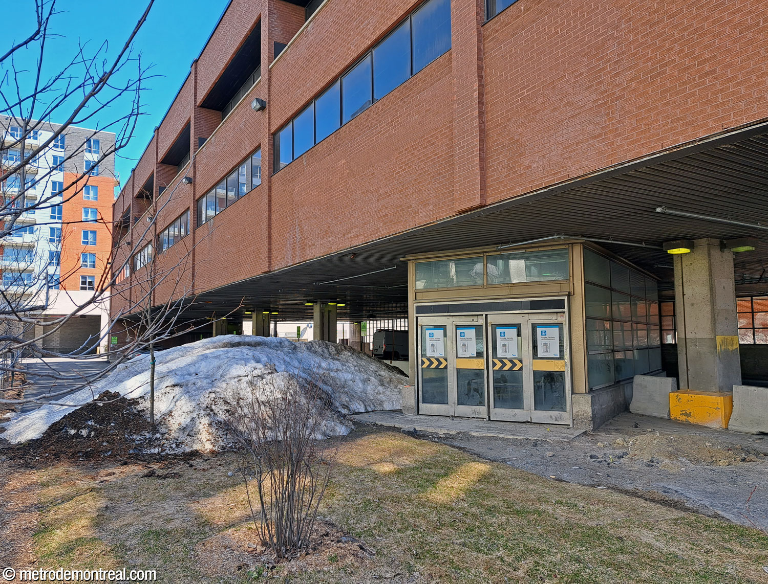 L'ancien accès vers le terminus d'autobus de Laval, maintenant condamné, vu en 2023.