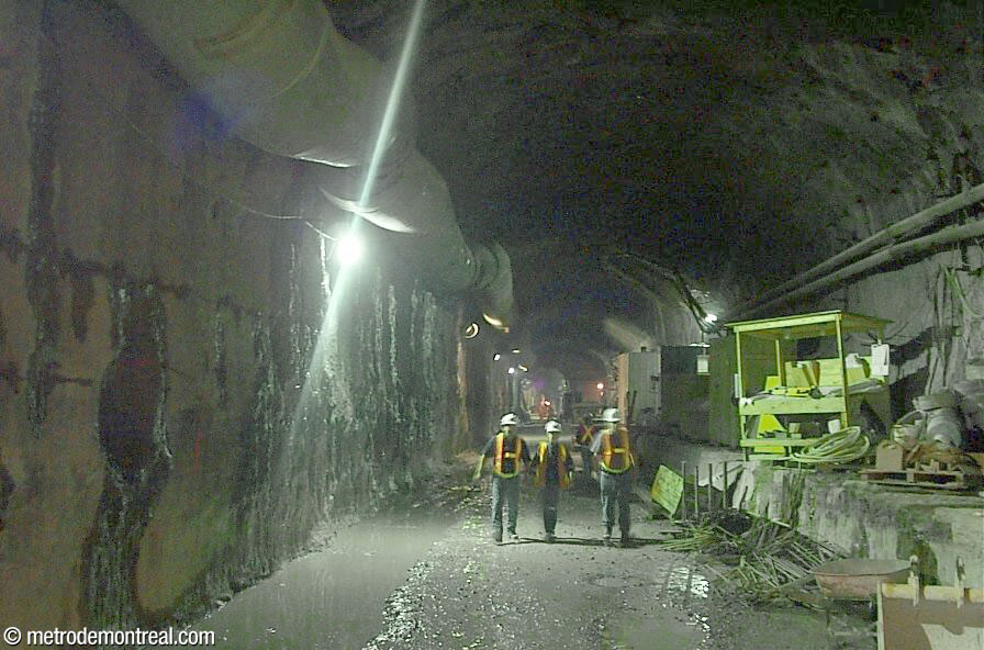 L’excavation de la nef du nouveau quai Montmorency, vue lors d’une visite en août 2004 pour marquer la réouverture de la station.