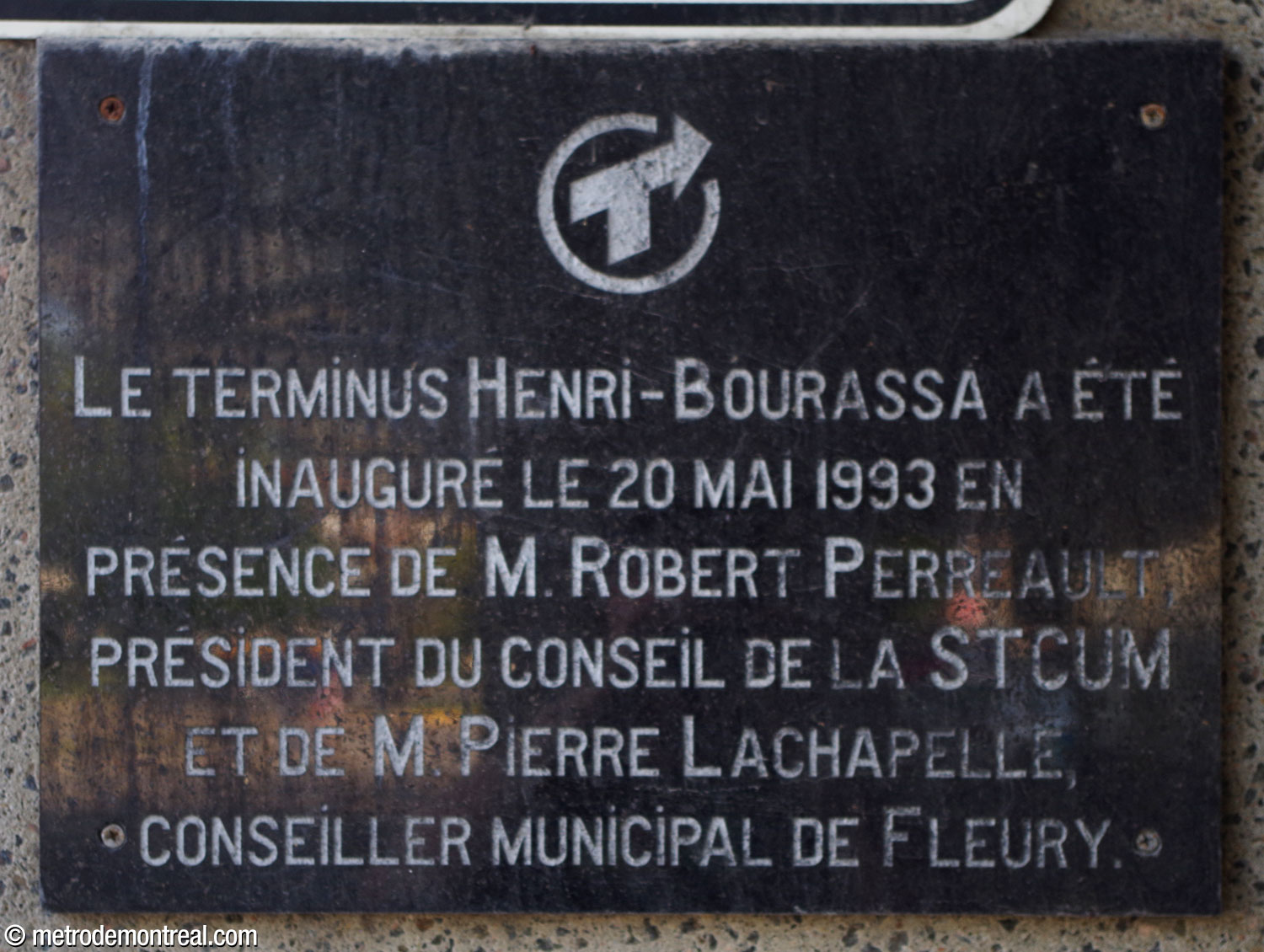 Plaque commémorative située à l'édicule nord du terminus d'autobus