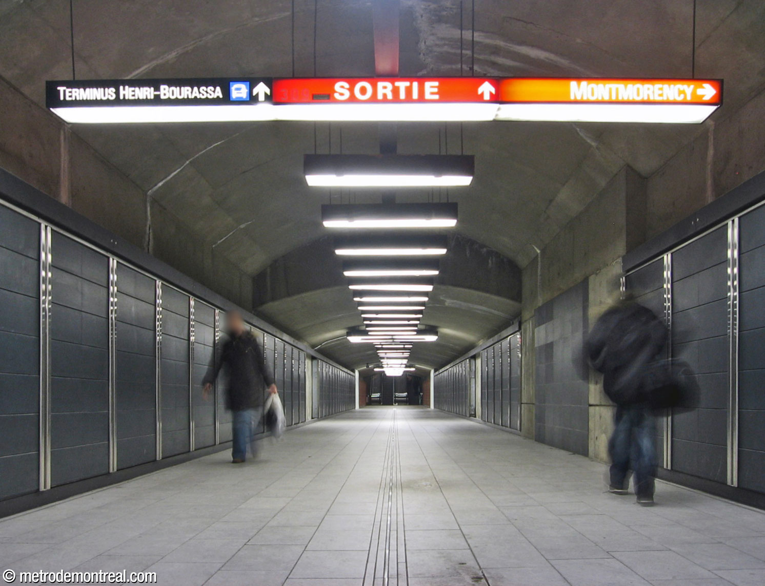 Le long tunnel entre les quais et la première salle de contrôle. Une rénovation au moment de l'implantation du nouveau quai vers Laval l'a revêtu des carreaux gris ardoise de ce dernier.