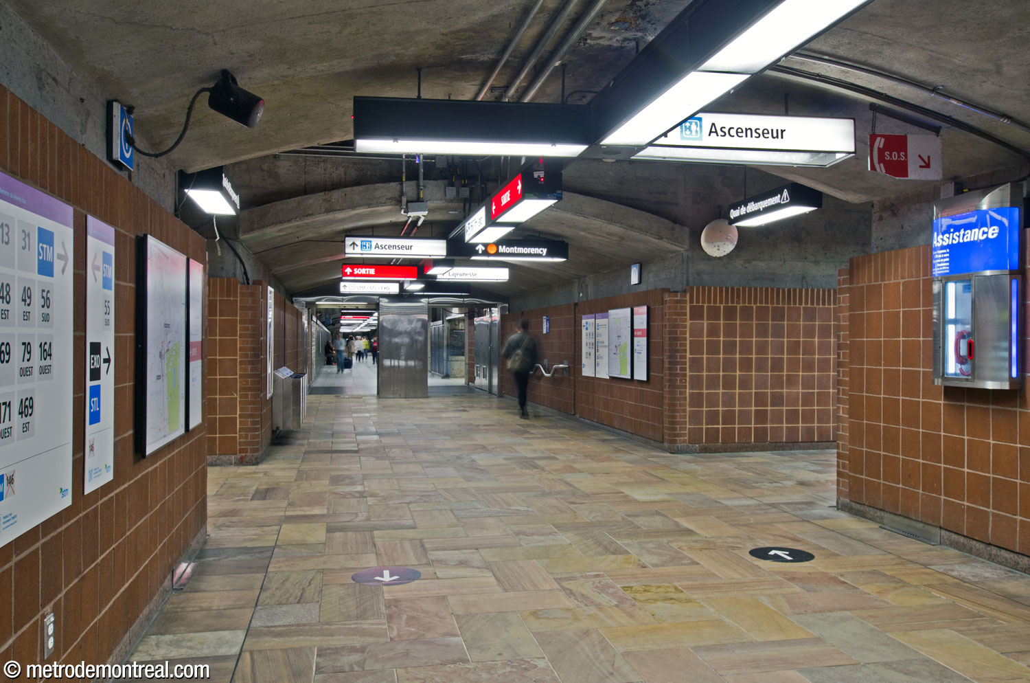 L’extrémité est de la passerelle enfermée au-dessus de la nef originelle rejoint les escaliers à partir du quai de débarquement (gauche et droite) avant de continuer vers le long tunnel vers la première salle de contrôle.
