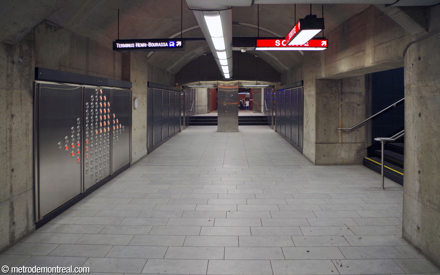Vue du corridor principal entre le quai terminus (centre) et le quai Montmorency (derrière le photographe). À gauche, l'un des volets de l'installation lumineuse .98 d'Axel Morgenthaler; à droite, des escaliers vers le couloir d'accès à la salle de contrôle est.