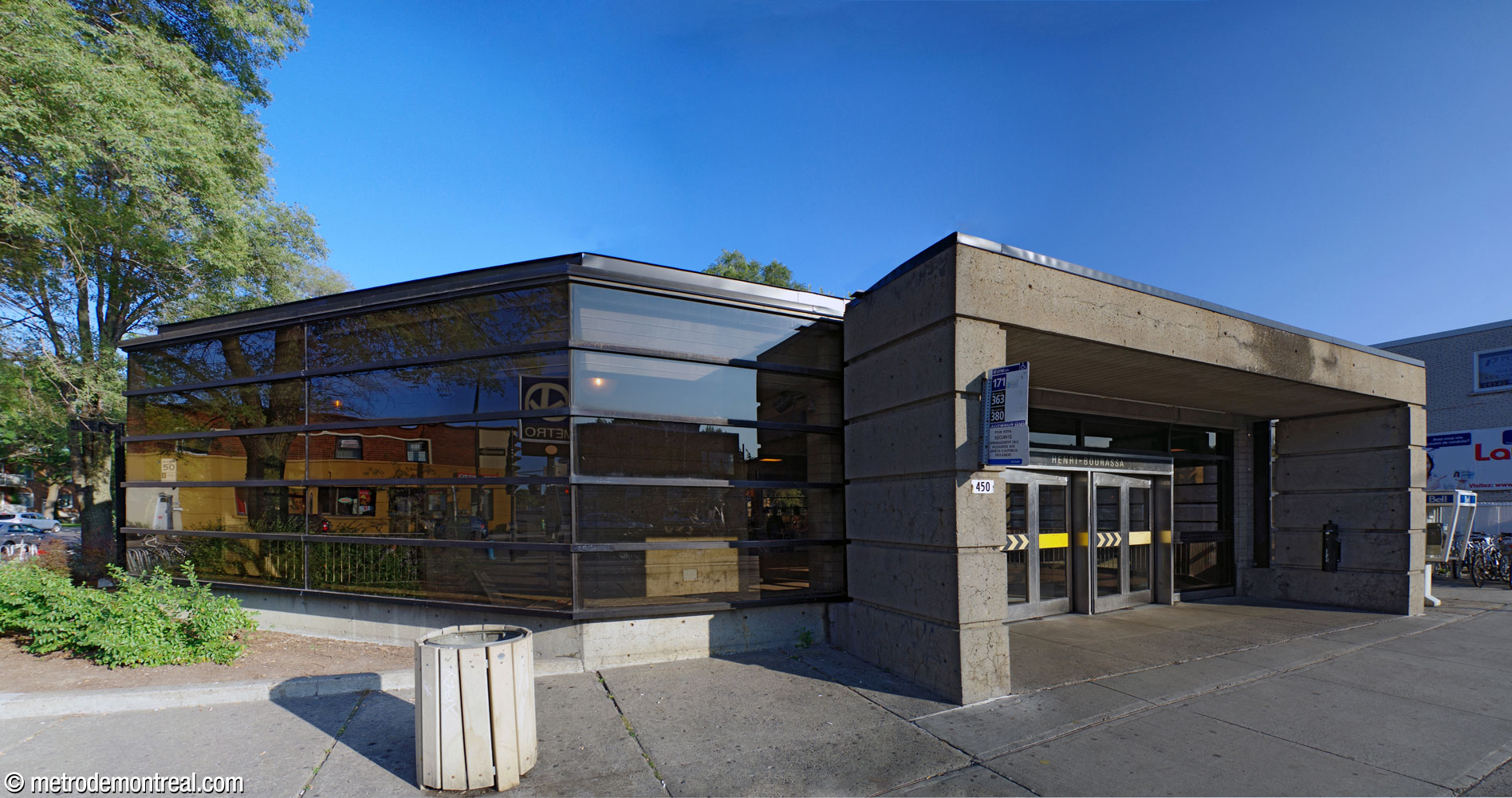 La façade nord de l'édicule Berri, face au boulevard Henri-Bourassa. On en voit les murs presque entièrement vitrés et le portique rectangulaire en béton devant l'entrée.
