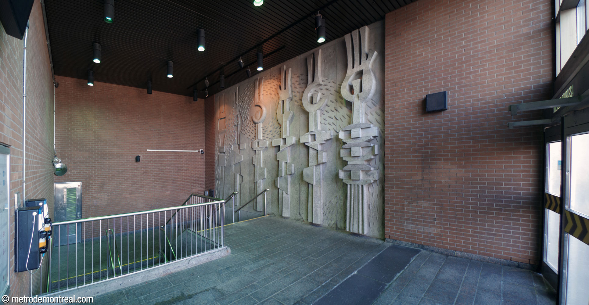 Intérieur de l'accès Henri-Bourassa Nord, avec le relief en béton Réveil de la conscience par la solitude, de Jacques Huet.