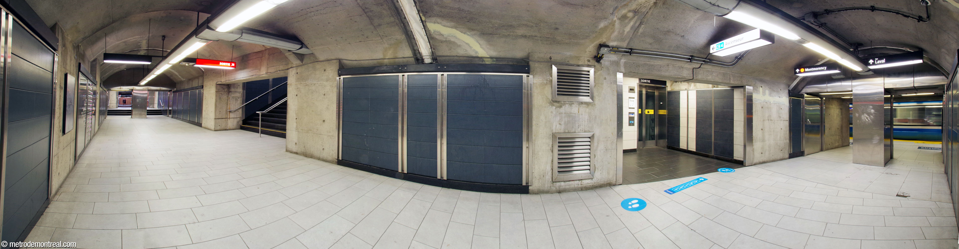 Panorama du tunnel principal entre le quai Montmorency et le quai terminus dans la nef initiale. De gauche à droite : l'un des volets de l'installation lumineuse .98 d'Axel Morgenthaler; le corridor vers la nef initiale; des escaliers vers le long couloir desservant la salle de contrôle est; l'ascenseur vers ce couloir; et l'entrée du quai Montmorency.