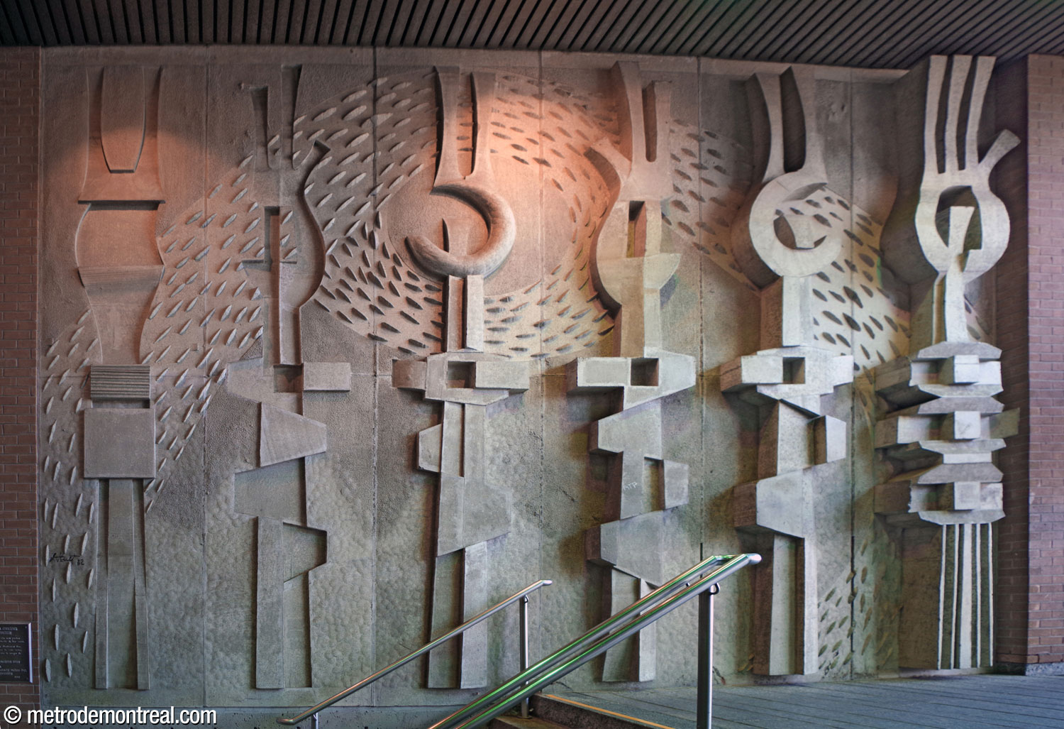 Le relief en béton Réveil de la conscience par la solitude, de Jacques Huet, dans l'accès Henri-Bourassa Nord.
