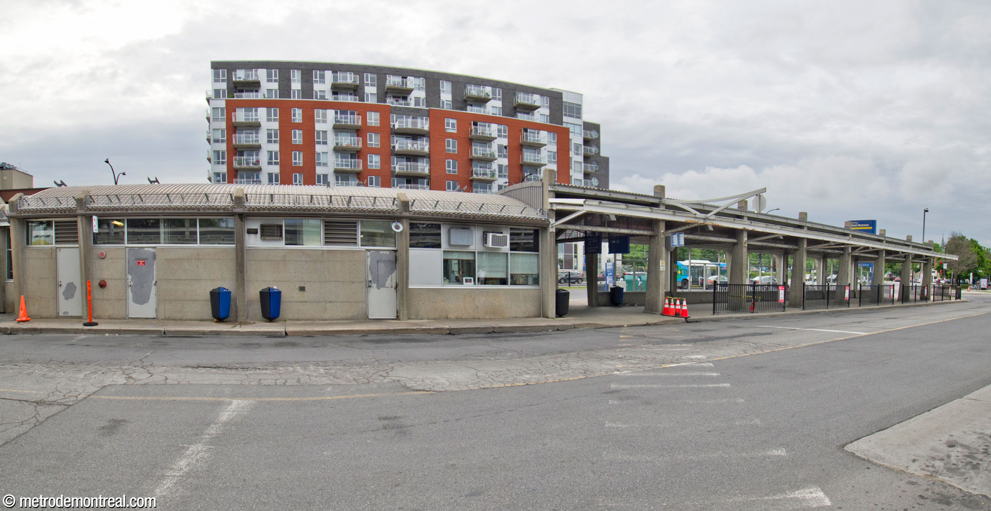 L’îlot nord du terminus d’autobus, vu à travers la boucle d’autobus.