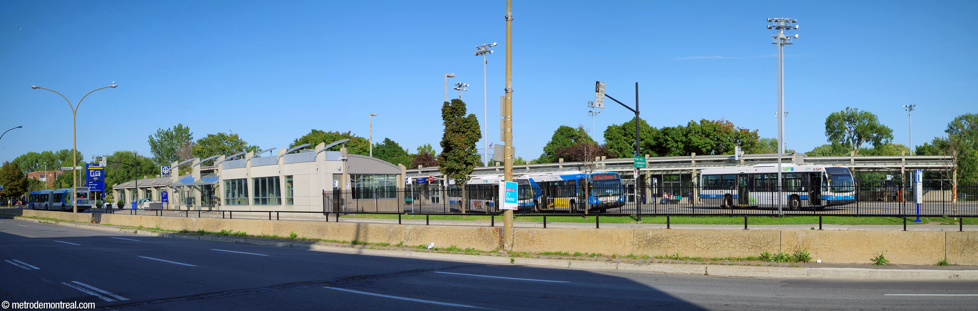 Vue d'ensemble du terminus d'autobus Henri-Bourassa Sud, vu à partir du boulevard Henri-Bourassa. L'édicule de l'îlot nord est à gauche, celui de l'îlot sud à droite.