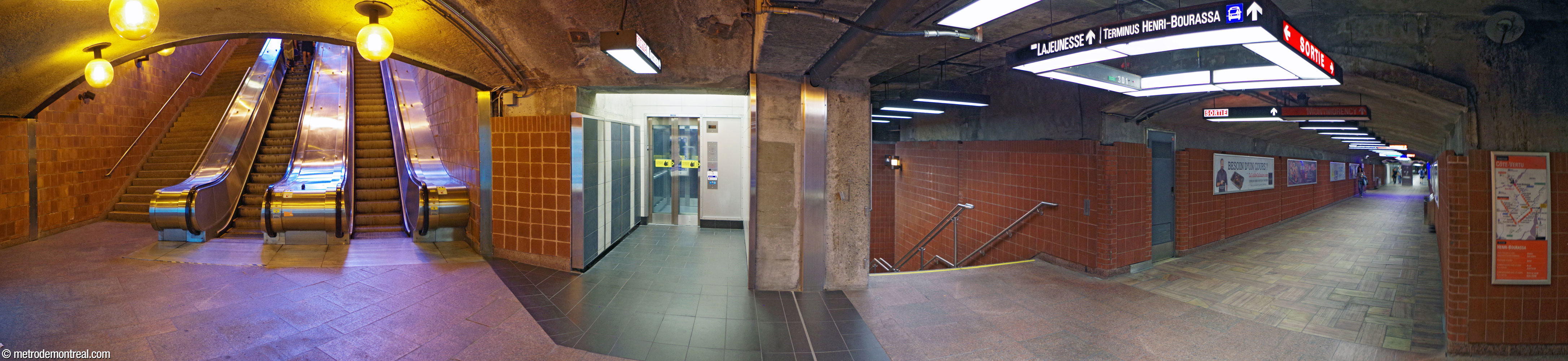 Panorama de la passerelle enfermée (droite), qui continue vers le long tunnel menant à la billetterie et les accès au-delà de la rue Lajeunesse. Au centre droit, l'escalier vers le quai Côte-Vertu; au centre gauche, l'ascenseur vers le même quai. Les escaliers vers l'édicule de la rue Berri se trouvent à gauche.