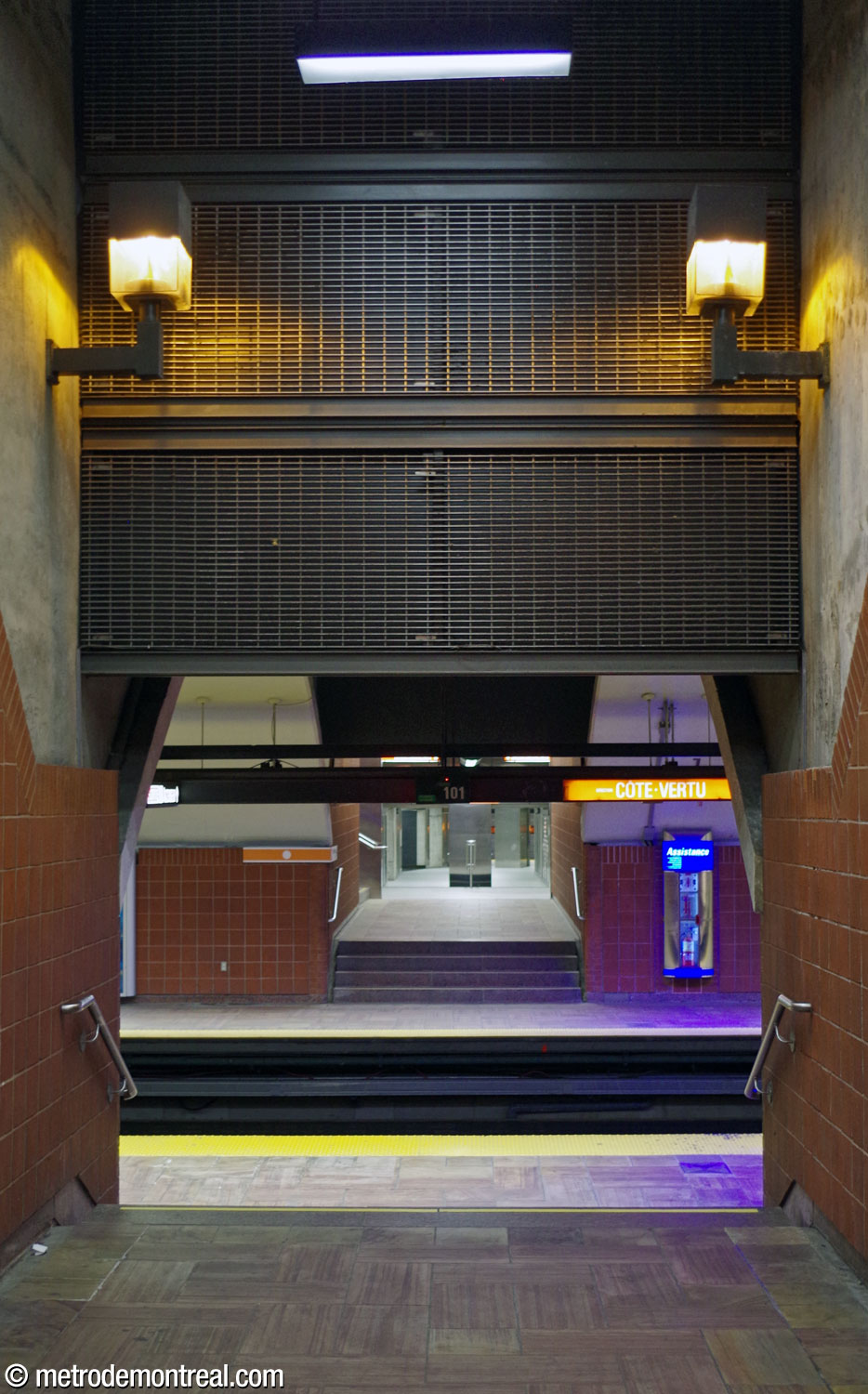 Intérieur du passage entre l’escalier sud et le quai Côte-Vertu. Pour des raisons inconnues, les escaliers au sud, à différence de ceux au nord, n’atteignent pas le niveau du quai avant d’arriver au coin, de sorte qu’il faut descendre quatre marches de plus juste avant d’arriver sur le quai. Sur le quai en face, l’homologue de cette cage d’escalier donne également accès au passage vers le quai Montmorency.