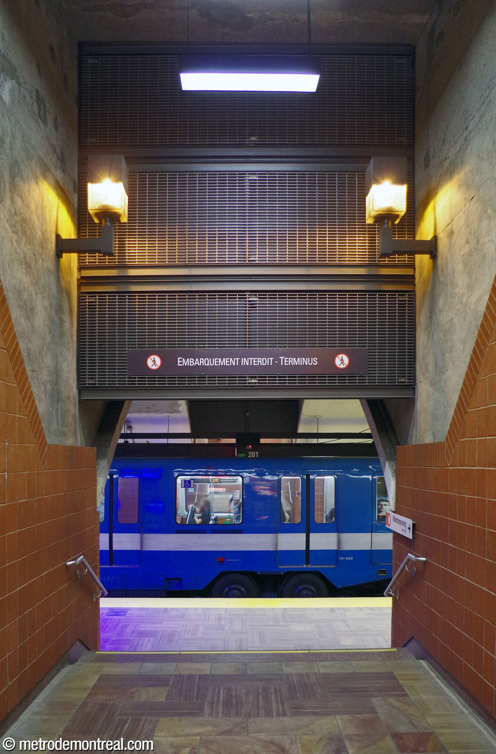 L'accès au quai terminus depuis le tunnel qui le relie au quai Montmorency. Une affiche indique qu'aucun embarquement n'est possible sur ce quai.