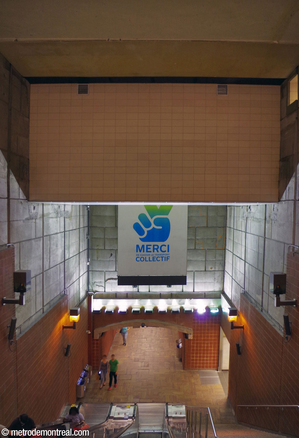 La cage d’escalier principal entre la salle de contrôle d’origine et le long tunnel, vue de la tête des escaliers. La structure blanche qui en occupe la partie supérieure du volume, implantée vers 2010 lors de l’aménagement des ascenseurs, abrite des locaux techniques.