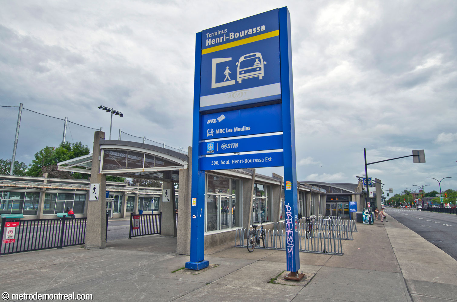 L'édicule nord du terminus d'autobus, du côté du boulevard Henri-Bourassa. Les portes de l'édicule desservent les passagers qui arrivent à pied ou qui descendent des autobus qui ne terminent pas leur parcours ici et qui s'arrêtent sur la rue. À gauche, une marquise protège des intempéries les passagers qui descendent des autobus dans la boucle et qui procèdent vers l'entrée.
