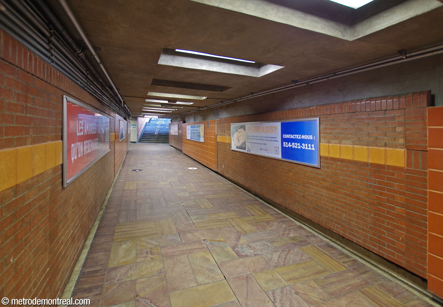 Le corridor entre l’édicule nord du terminus d’autobus (au fond) et la billetterie.