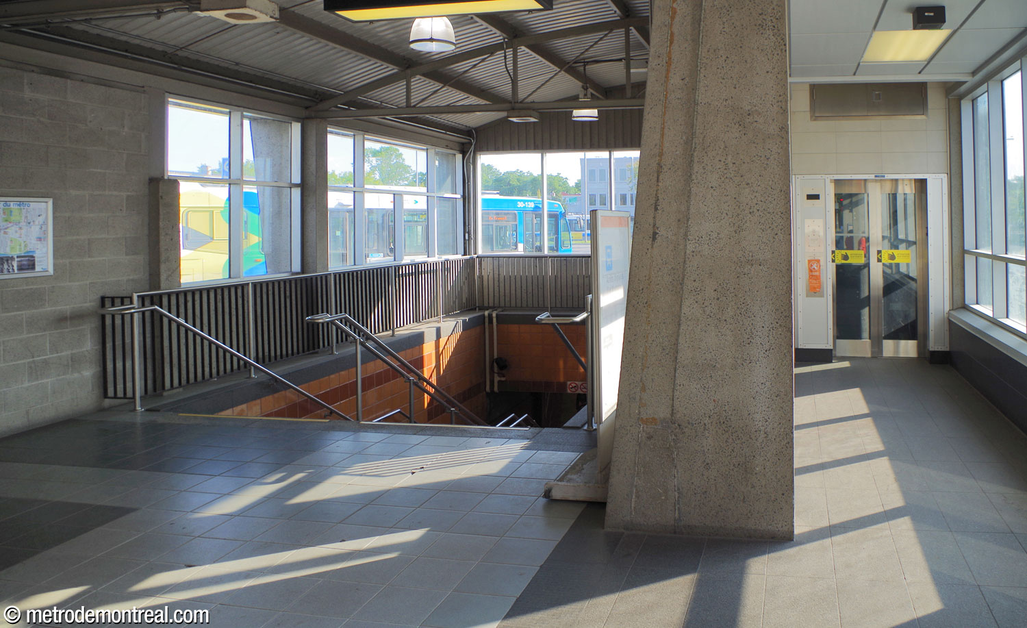 L'intérieur de l'édicule nord du terminus d'autobus. À droite, l'ascenseur vers le niveau de la billetterie.