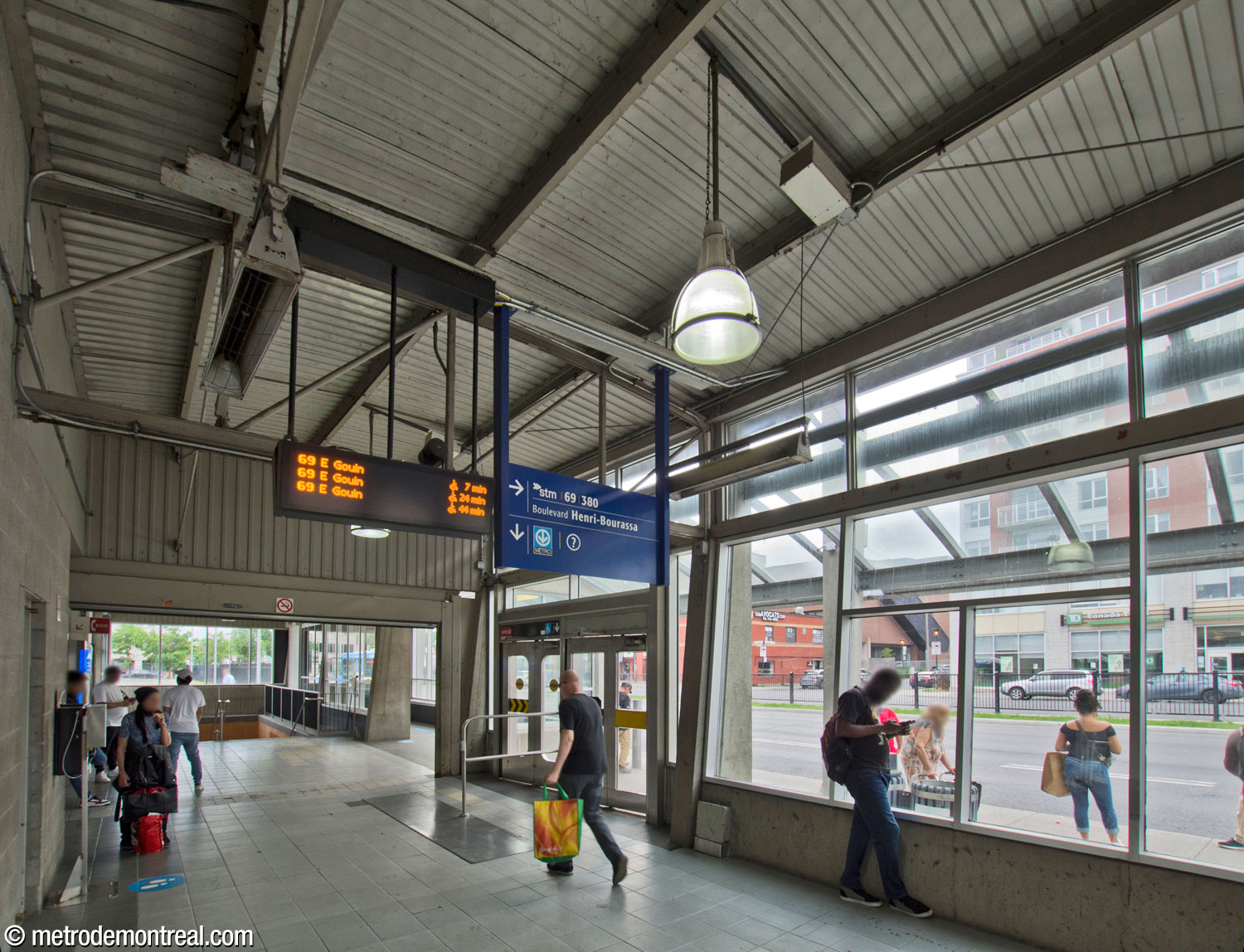 L’intérieur de l’édicule nord du terminus d’autobus. Les escaliers et l’ascenseur vers le niveau de contrôle se trouvent au fond. Une entrée se trouve du côté nord, faisant face à la rue (centre); l’entrée à partir de la boucle d’autobus se trouve derrière le photographe.