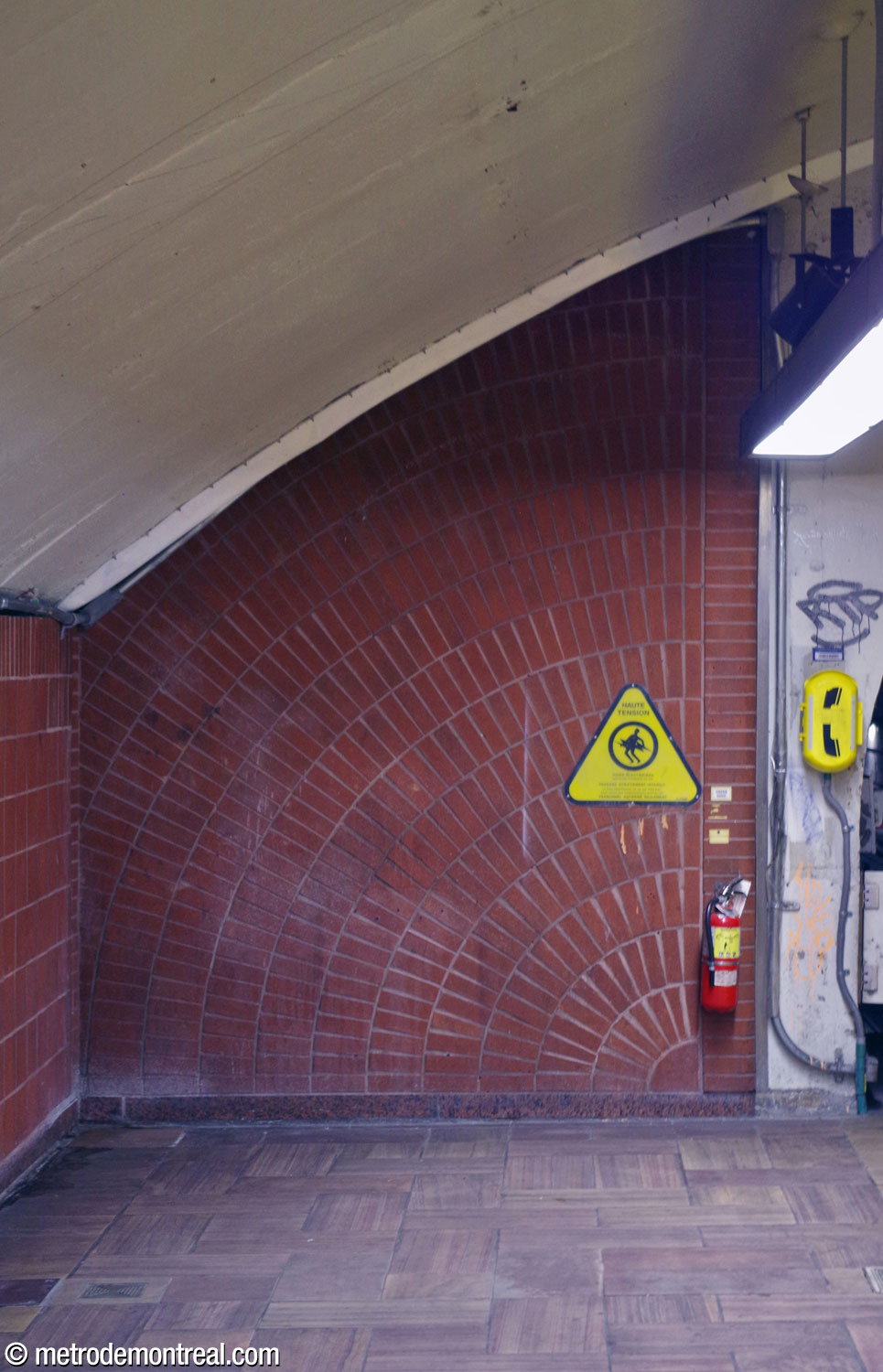 La maçonnerie en terre cuite disposée en éventail sur l'un des murs à côté de la bouche du tunnel dans la nef initiale.