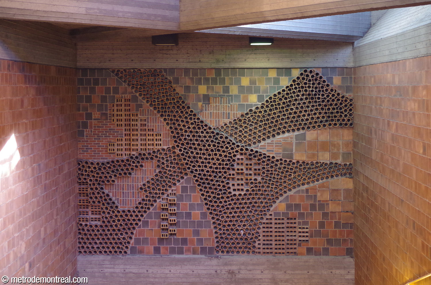 Le relief Les vents d'André Léonard, au-dessus des escaliers qui descendent de la salle de contrôle Berri.