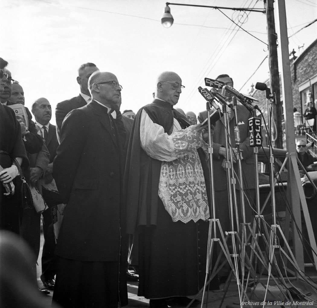 Bénédiction du chantier lors de l’inauguration des travaux du réseau initial du métro, près de l’actuelle station Jarry, le 23 mai 1962.