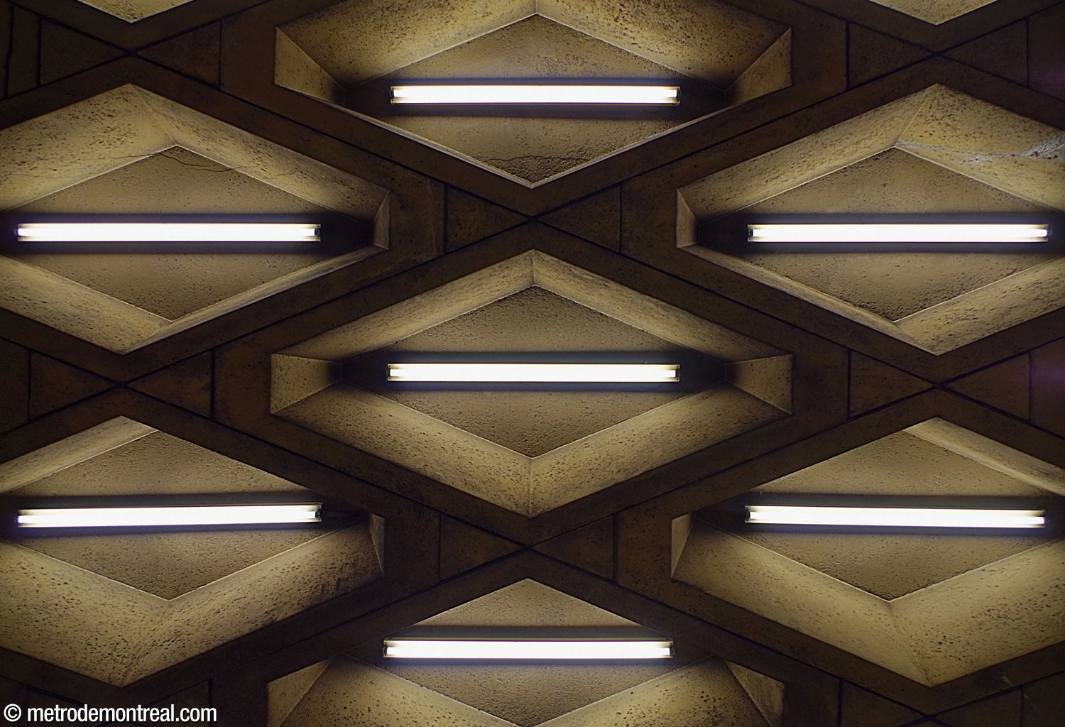 Les caissons en forme de losange de la voûte du transept accueillent des tubes fluorescents.