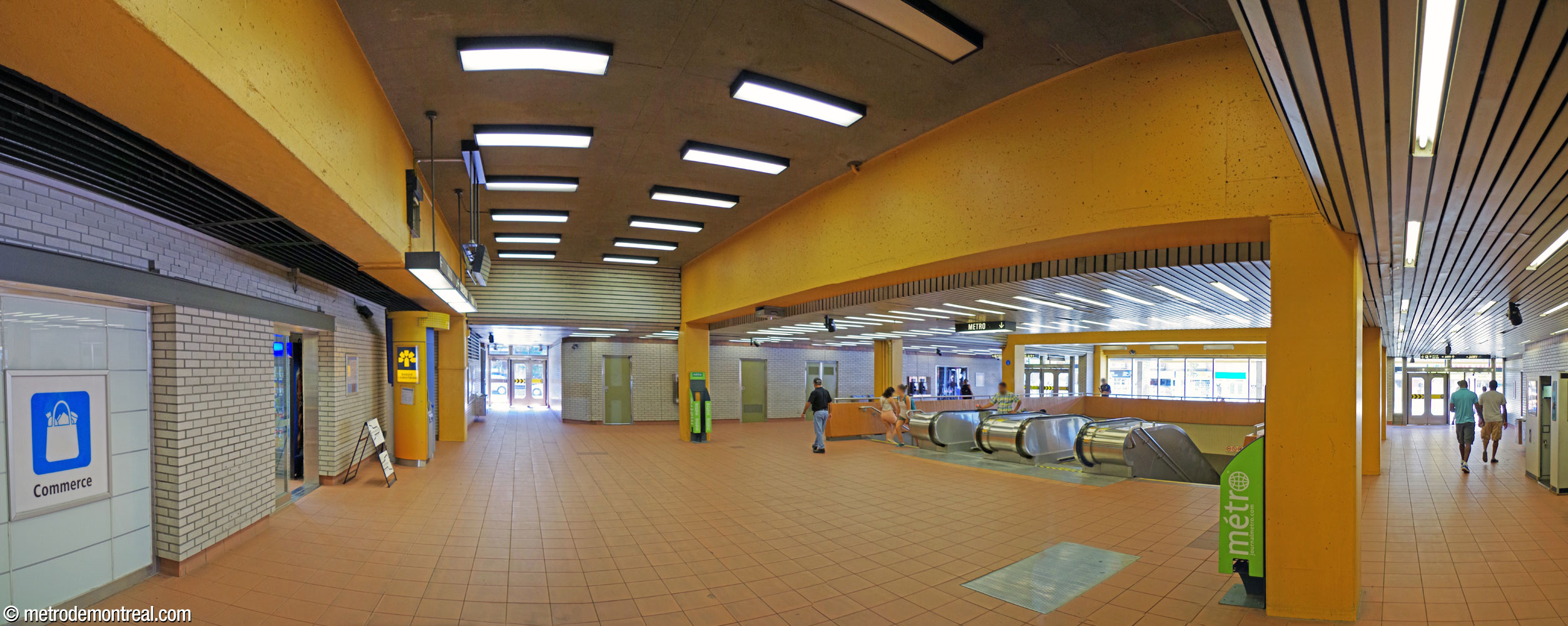 L'entrée de la station occupe le rez-de-chaussée d'une tour de logements sociaux. La large baie vitrée sur le devant du hall, les couleurs claires des murs, du plafond et des planchers, ainsi que les accents jaune vif contribuent à créer un effet spacieux.
