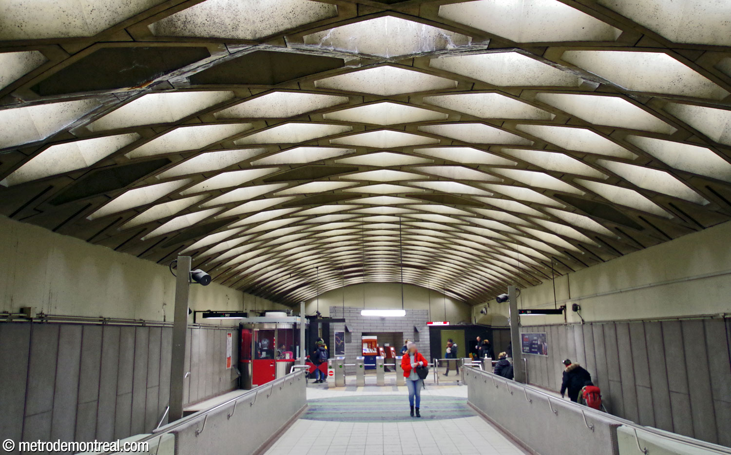 La passerelle près de la billetterie, qui occupe l’extrémité est de la voûte du transept. Au-dessus, le plafond à caissons en forme de losange.