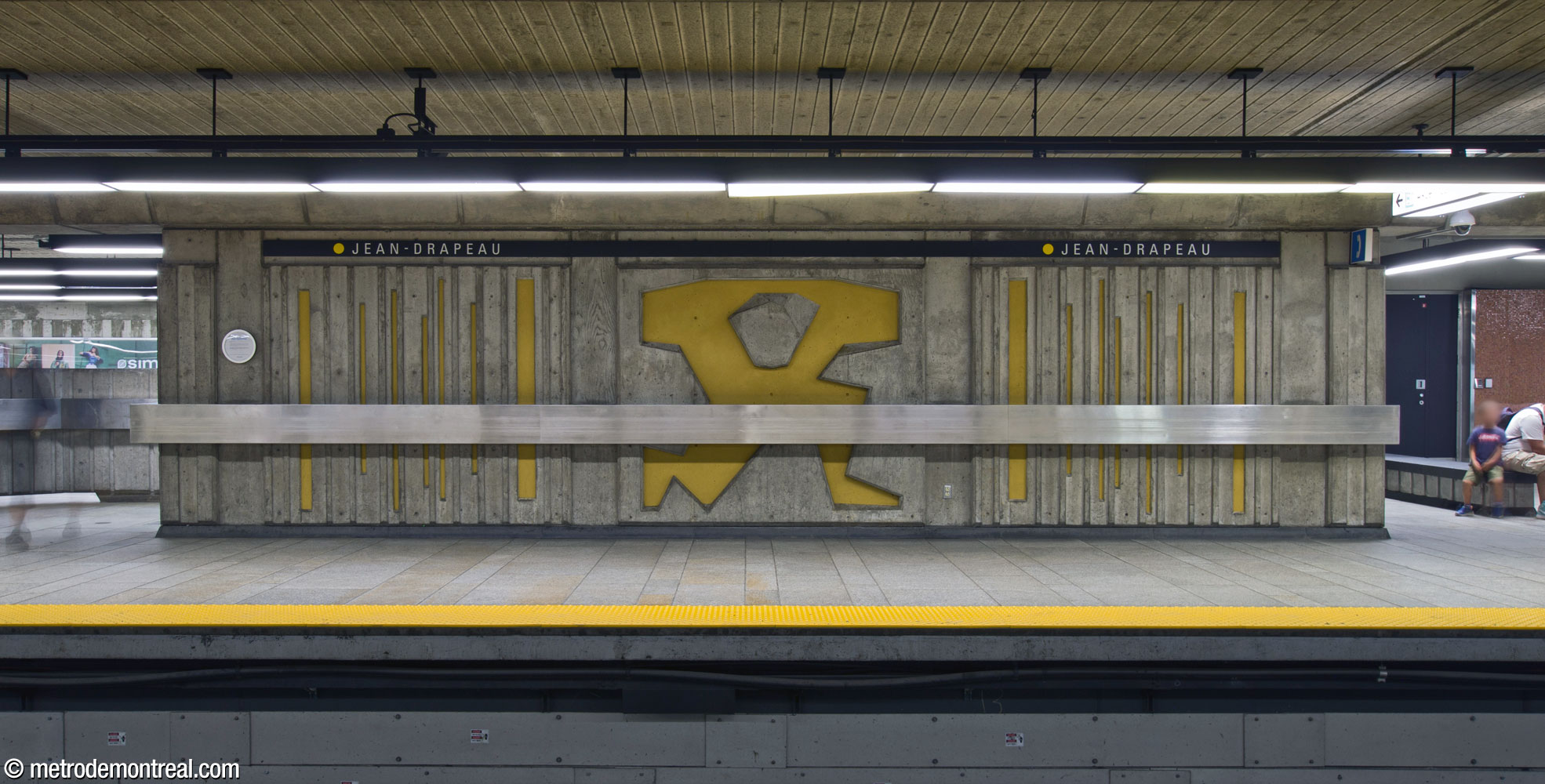 L'œuvre d'art de la station, créée par son architecte Jean Dumontier, consiste de quatre figures abstraites représentant Atlas qui soulève le poids du ciel. Ces bas-reliefs peints de jaune se trouvent au niveau des quais, sur les murs entre les escaliers et les salles d’attente.