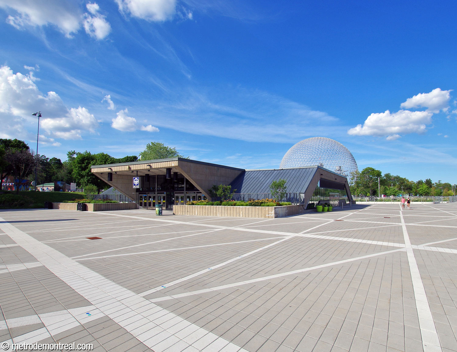 L'édicule, vu ici du sud, se trouve dans une grande place au cœur du parc Jean-Drapeau, devant la Biosphère de Montréal.