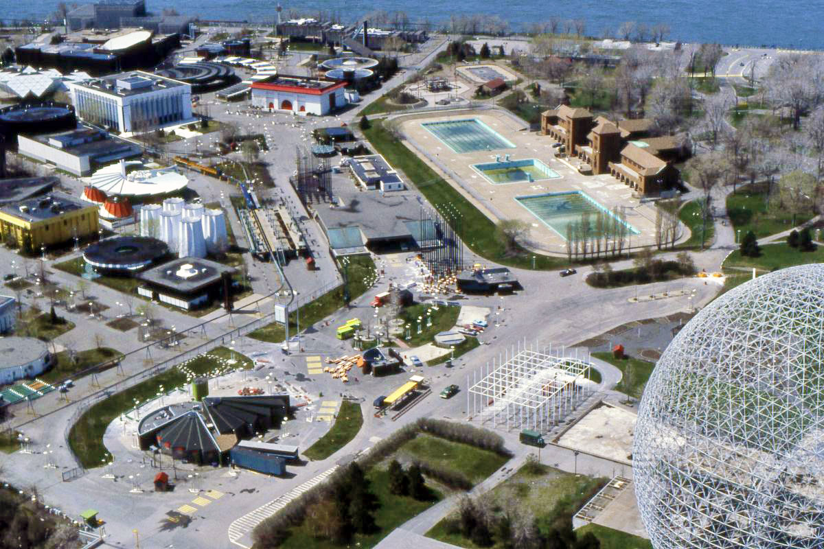 L'édicule de la station parmi les pavillons d'Expo 67. À sa gauche, la station Métro du réseau Minirail.