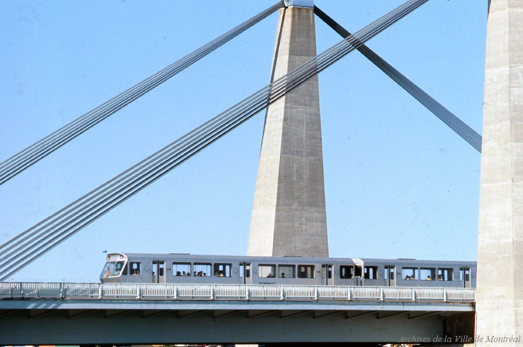 Un train Expo-Express traverse le pont des Îles entre les deux îles.