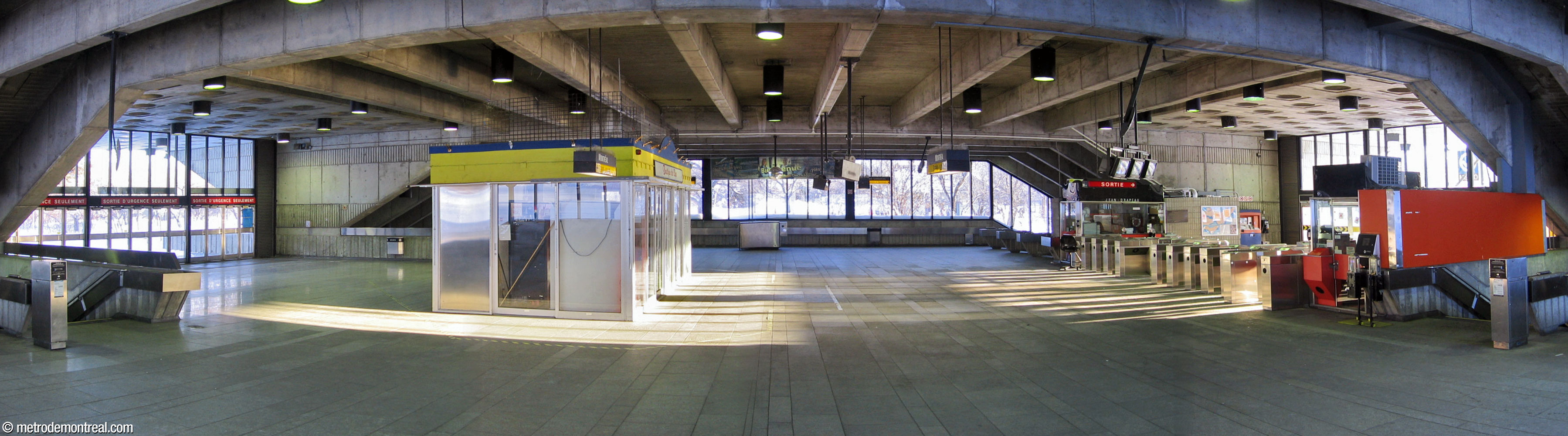 L’intérieur de l’édicule avant l’insertion de sorties d’urgence aux murs latéraux et l’installation de tourniquets pour remettre en service l’entrée arrière (gauche) (2016), ainsi que l’implantation des ascenseurs (2019).