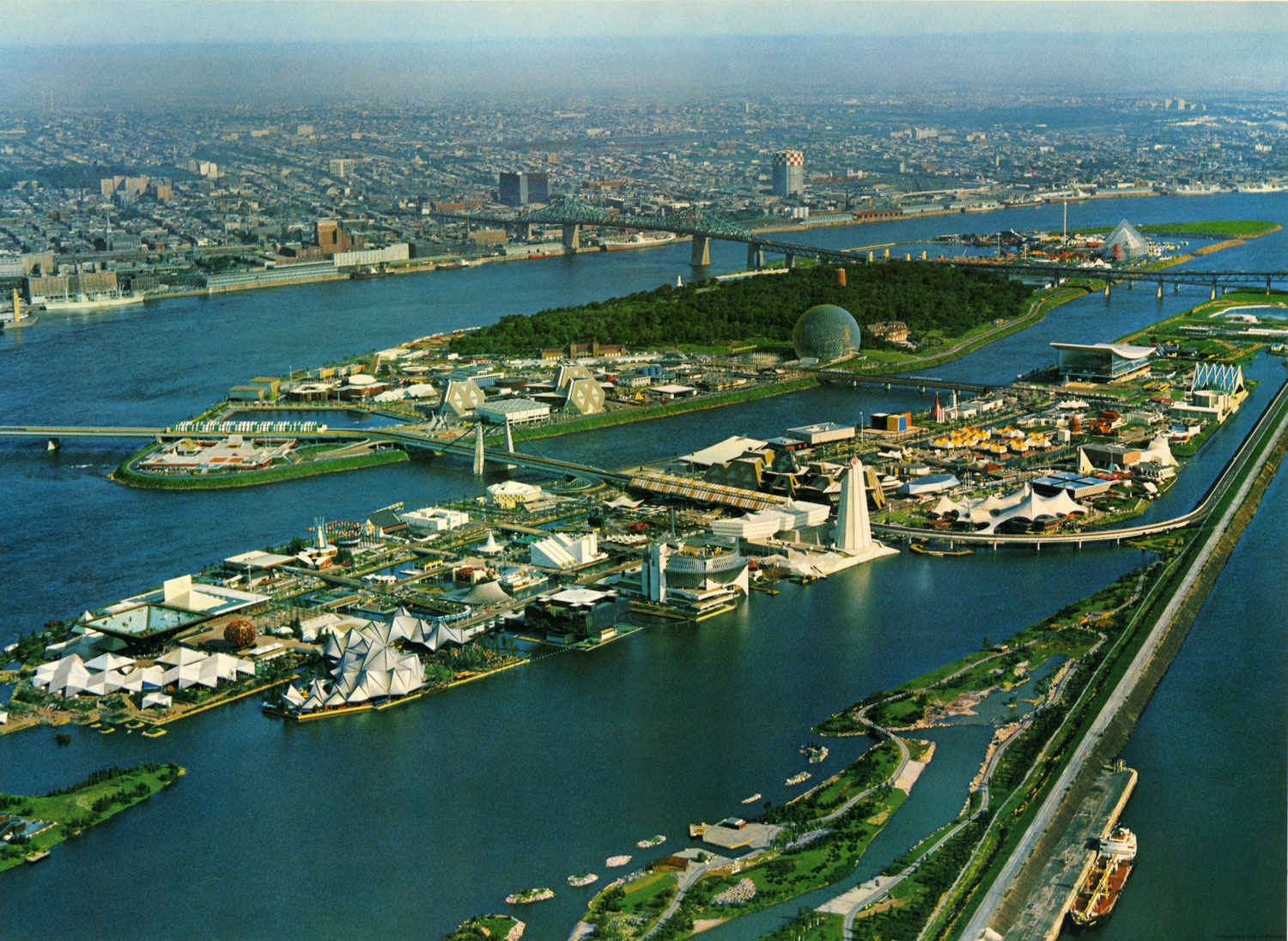 L’île Sainte-Hélène (haut) et l’île Notre-Dame (bas) durant Expo 67