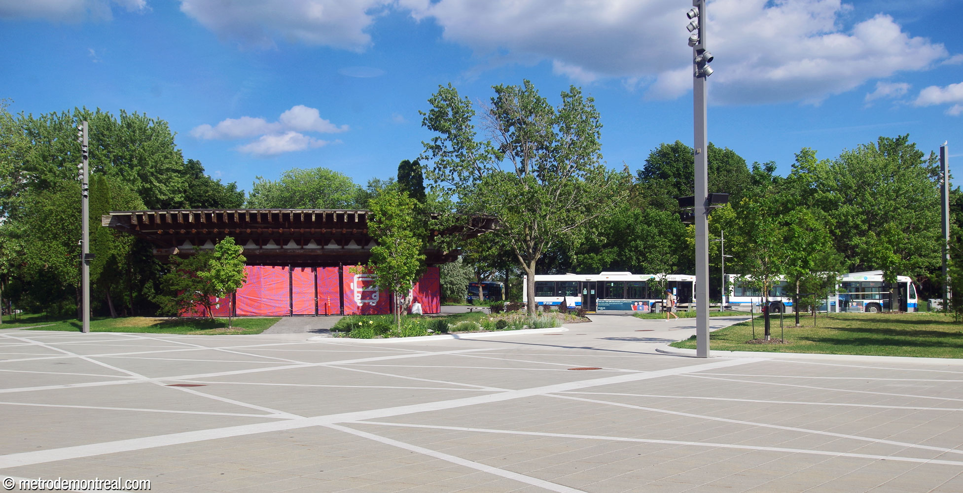 L'ancien pavillon coréen d'Expo 67 se trouve à côté de la boucle d'autobus près de la station.