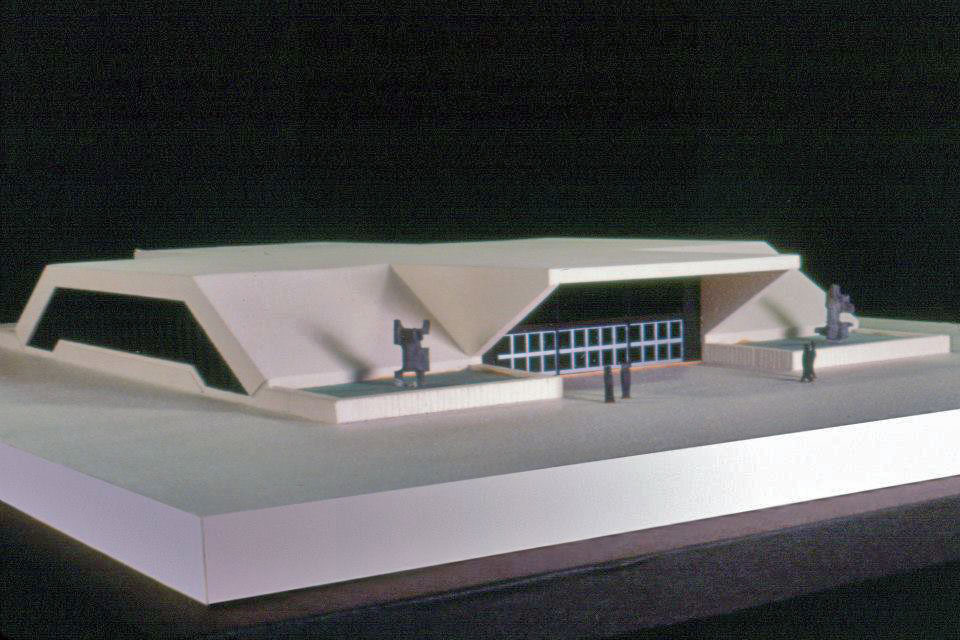 Maquette architecturale de l'édicule de la station. On y voit l'aménagement prévu à l'origine, avec des bassins décoratifs dotés de sculptures aux quatre coins du bâtiment.