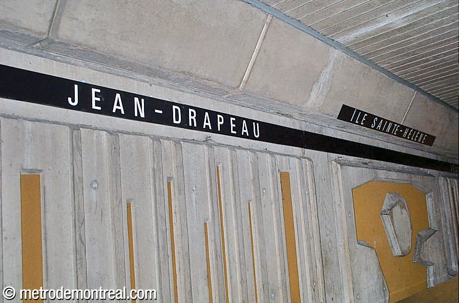 L’ancien et le nouveau nom affichés dans la station peu de temps après le changement.