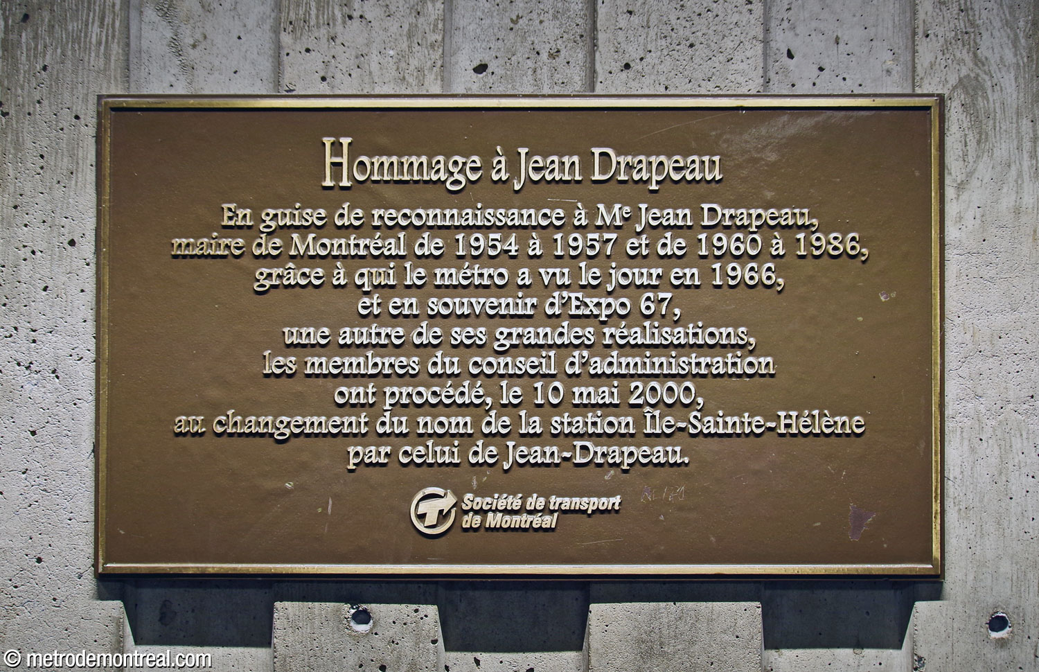 Plaque commémorative située dans la salle d’attente du quai Berri-UQAM