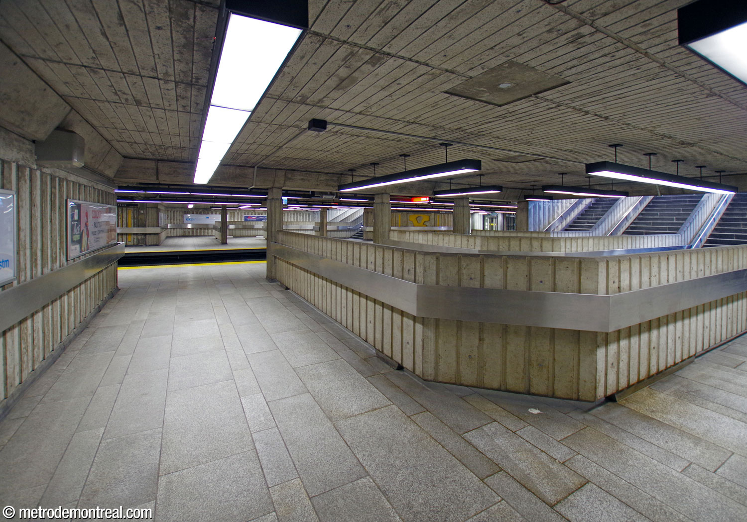 Le pied de l'un des escaliers entre la surface et les quais, vu à partir de sa voie extérieure.