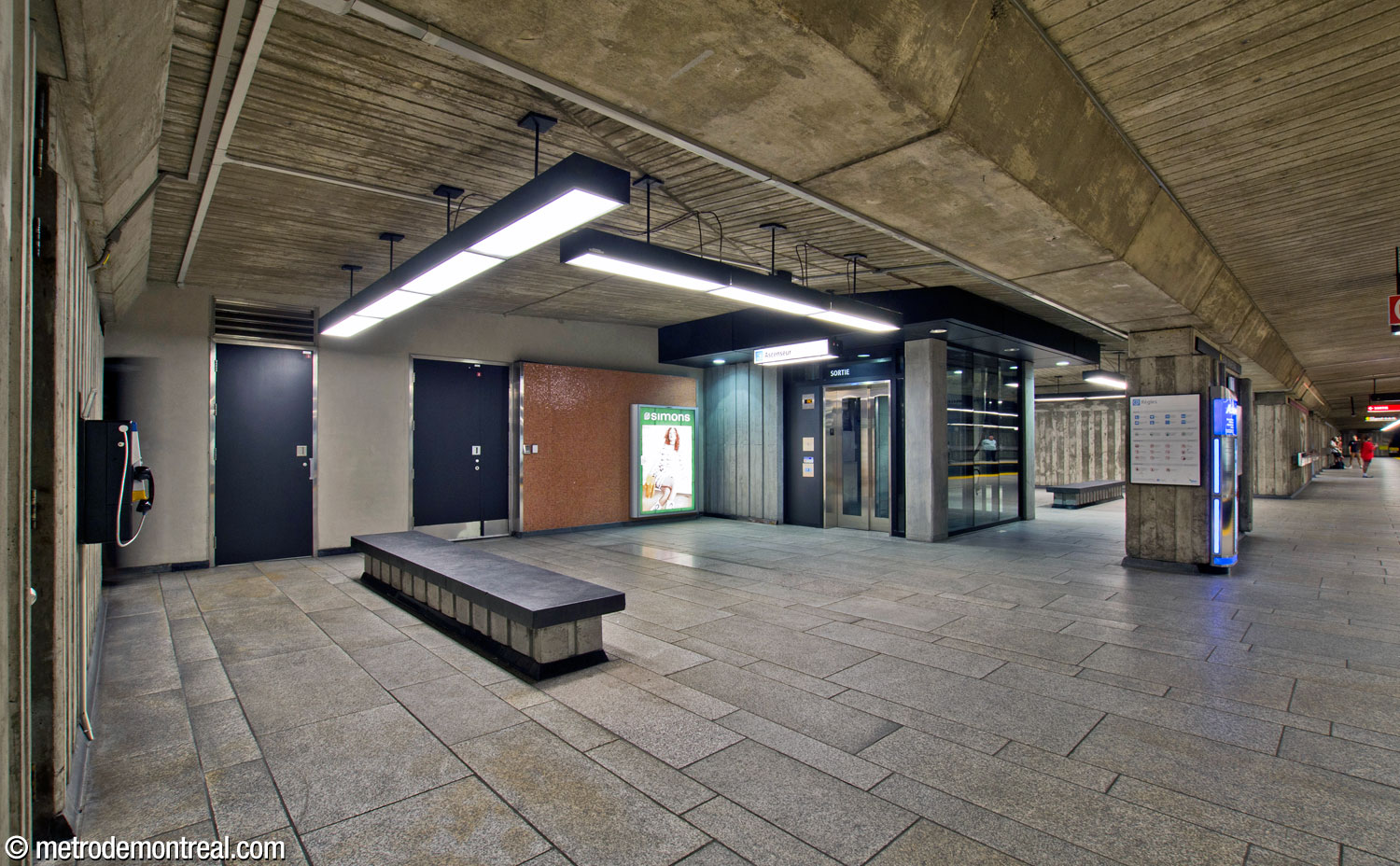La salle d'attente du quai Longueuil–Université-de-Sherbrooke; l'ascenseur vers la surface se trouve au centre.