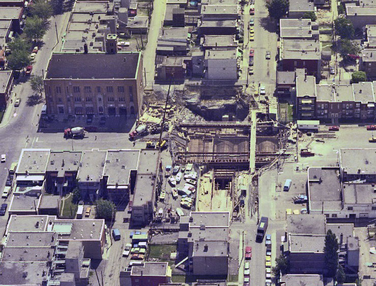 L’excavation de la station durant sa construction.